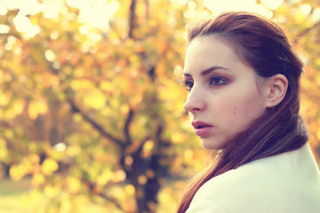Naklejka premium girl in a park walk autumn alone
