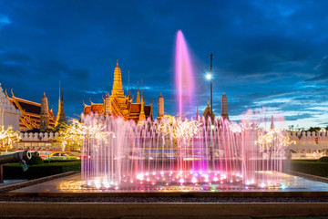 Fototapeta na wymiar Wat phra kaew with colorful fountain in Bangkok, Thailand