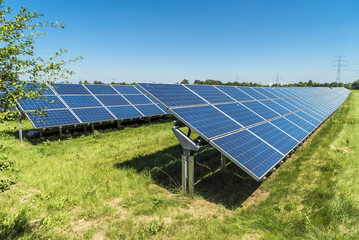 Solaranlage und Stromtrasse auf grünem Rasen