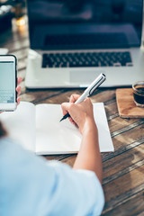 Photo Asian women are taking notes
