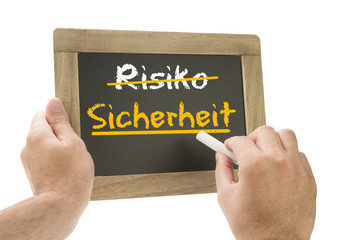 Hand schreibt Sicherheit auf Kreidetafel