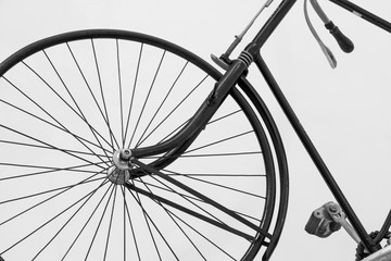 Ausschnitt eines Fahrrades mit gro&szlig;em Speichenrad