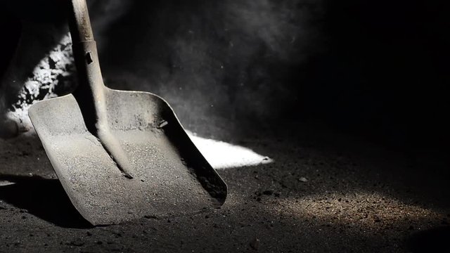 schaufel mit staub in verlassener fabrik
