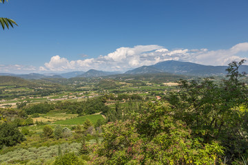 Vue sur le Mont Ventoux et la plaine depuis le village du Crestet