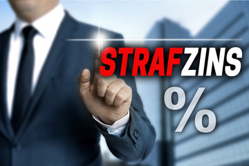 strafzins touchscreen wird von geschäftsmann bedient