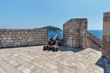 Fototapeta na wymiar Tourists looking at the Adriatic Sea from Dubrovnik city walls