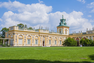 Fototapeta na wymiar Вид на старинный дворец Вилянувский в Польше