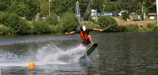 wakeboarding on a lake © Tobias Arhelger