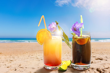 Urlaubsfeeling: zwei Cocktails an leerem Sandstrand