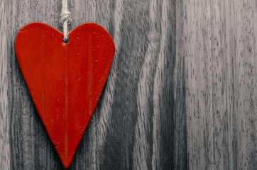 Herz rot, vor Holz, Textfreiraum, beschreibbar, Tafel