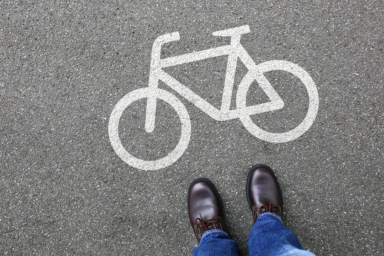 Mann Mensch Fahrrad fahren Rad Radweg Verkehr