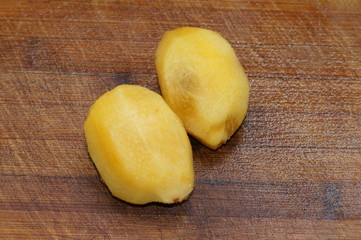 prugne sbucciate sulla tavola