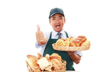 パンを持つ笑顔のパン職人