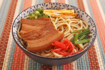 沖縄伝統の三枚肉そば