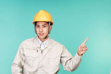 指示する笑顔の労働者