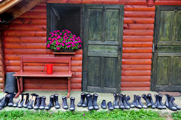 Neoprenschuhe vor H&uuml;tte
