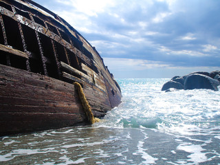 Naufragio di una nave su scogliera con cielo blu