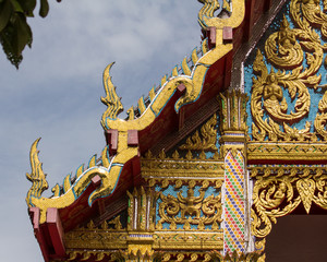 Fototapeta na wymiar the golden temple roof in thai temple