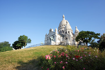 Fototapeta na wymiar Basilique du Sacré-cœur sur la butte Montmartre