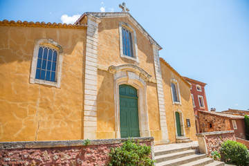 Fototapeta na wymiar Église Saint-Michel de Roussillon en Provence