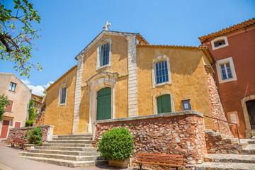 Fototapeta na wymiar Église Saint-Michel de Roussillon en Provence