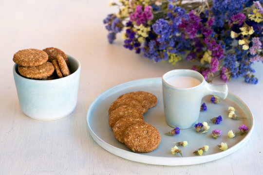 Whole grains oatmeal cookies with milk 