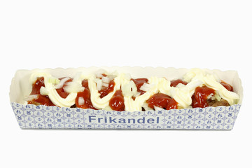 Frikandel speciaal isoliert auf weißem Hintergrund