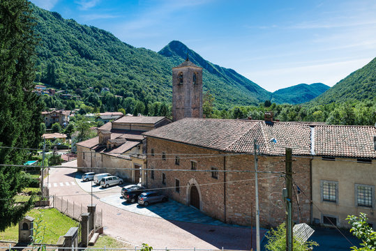Badia di San Gemolo situata nel paese di Ganna, in Valganna, provincia di Varese, Italia. La struttura risale al XII secolo