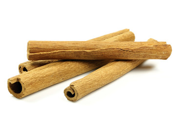 Zimtstangen isoliert auf weißem Hintergrund