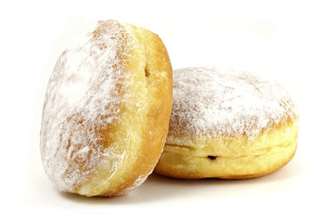 Berliner Pfannkuchen isoliert auf weißem Hintergrund