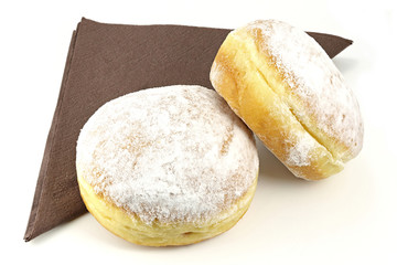 Berliner Pfannkuchen isoliert auf weißem Hintergrund