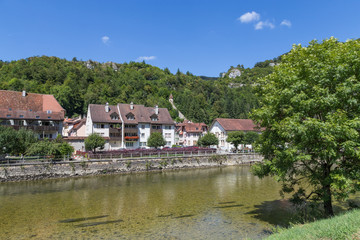 Fototapeta na wymiar village au bord du Doubs