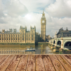 Obraz premium Empty wooden table over London Big Ben landmark