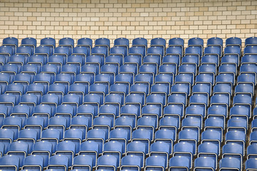Blaue Sitzreihen im Stadion