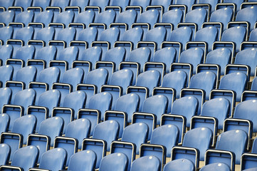 Blaue Sitzreihen im Stadion