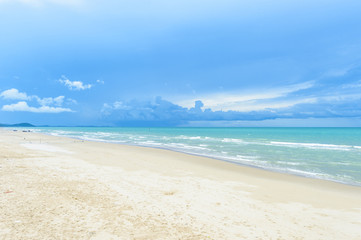Fototapeta na wymiar sea beach and blue sky