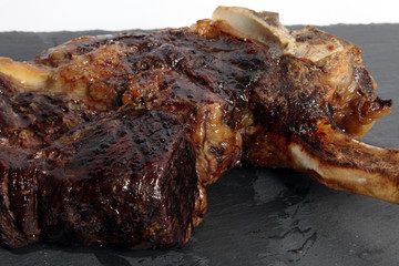 Gegrilltes Tomahawk Steak auf Granitplatte