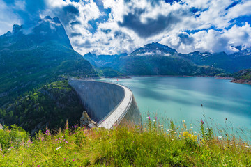 Panorama view of dam at Lake Emosson near Chamonix (France) and Finhaut (Switzerland) - 118149388