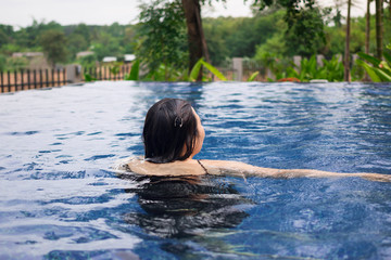 Fototapeta premium The girl were playing in the swimming pool 