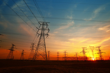 Fototapeta premium Podłącz energię elektryczną o zachodzie słońca