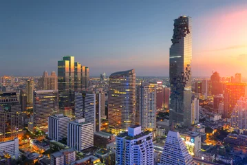 Selbstklebende Fototapete Bangkok Luftaufnahme von Bangkok modernen Bürogebäuden, Eigentumswohnung in der Innenstadt von Bangkok, Mahanakorn Tower mit Sonnenuntergangshimmel, Bangkok, Thailand...