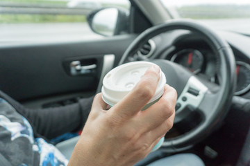 Naklejka premium Ablenkung am Steuer: Kaffeebecher in der Hand und Änderung der Straßenverkehrsordnung
