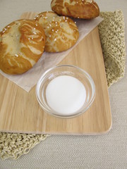 Selbst gebackene Laugenbrötchen und Backsoda für die Natronlauge