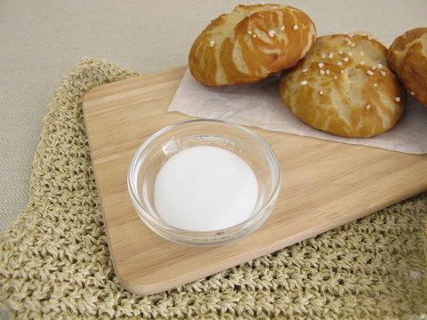 Selbst gebackene Laugenbr&ouml;tchen und Backsoda f&uuml;r die Natronlauge