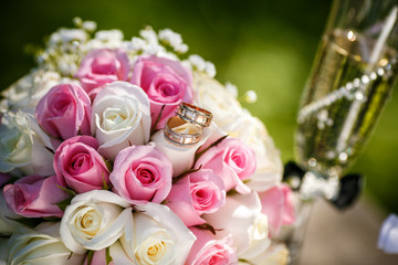 Wedding rings with roses and glasses of champagne