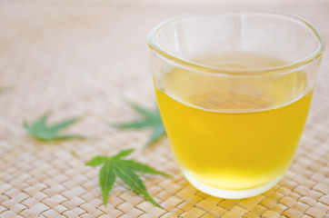 ガラスの器に入った麦茶