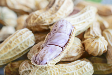 Peanuts in shells