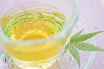 ガラスの器に入った麦茶