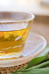 ガラスの器に入った麦茶