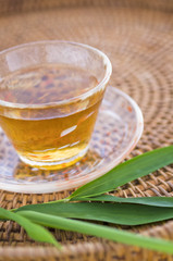 ガラスの器に入った麦茶